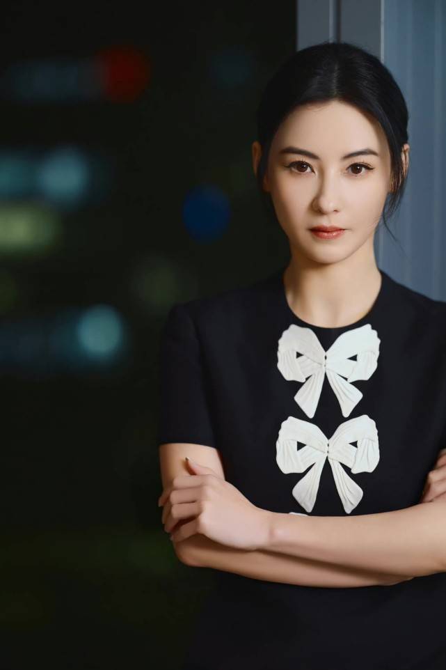 原创张柏芝41岁的少女感赢过小姑娘穿肥t恤梳丸子头素颜白成打光板