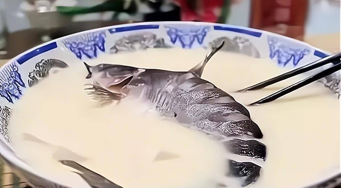 杜广兴板鸭杜广兴板鸭是蚌埠有名的特产,用的都是自己养的肥鸭,而且