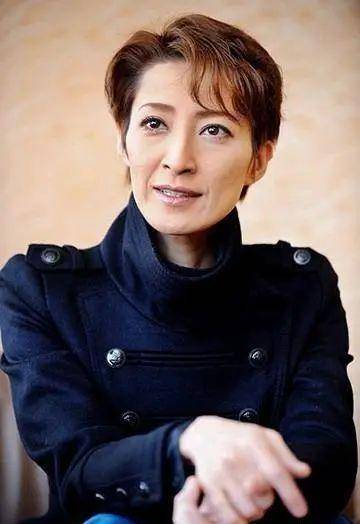 轰悠,53岁;天海祐希,53岁;姐姐名叫黑木瞳,就是从这个歌剧团出来的