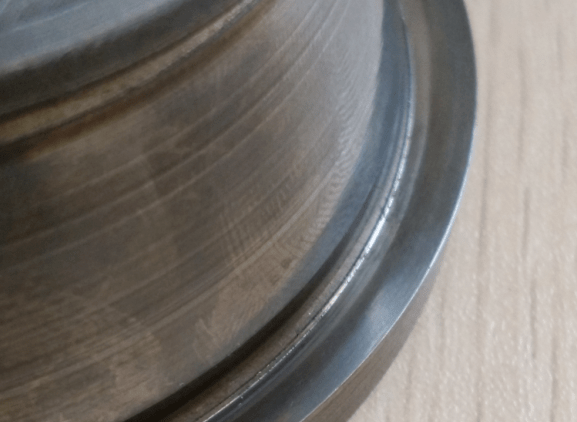 油封磨损严重无法起到密封作用;油滤失效磨粒聚集