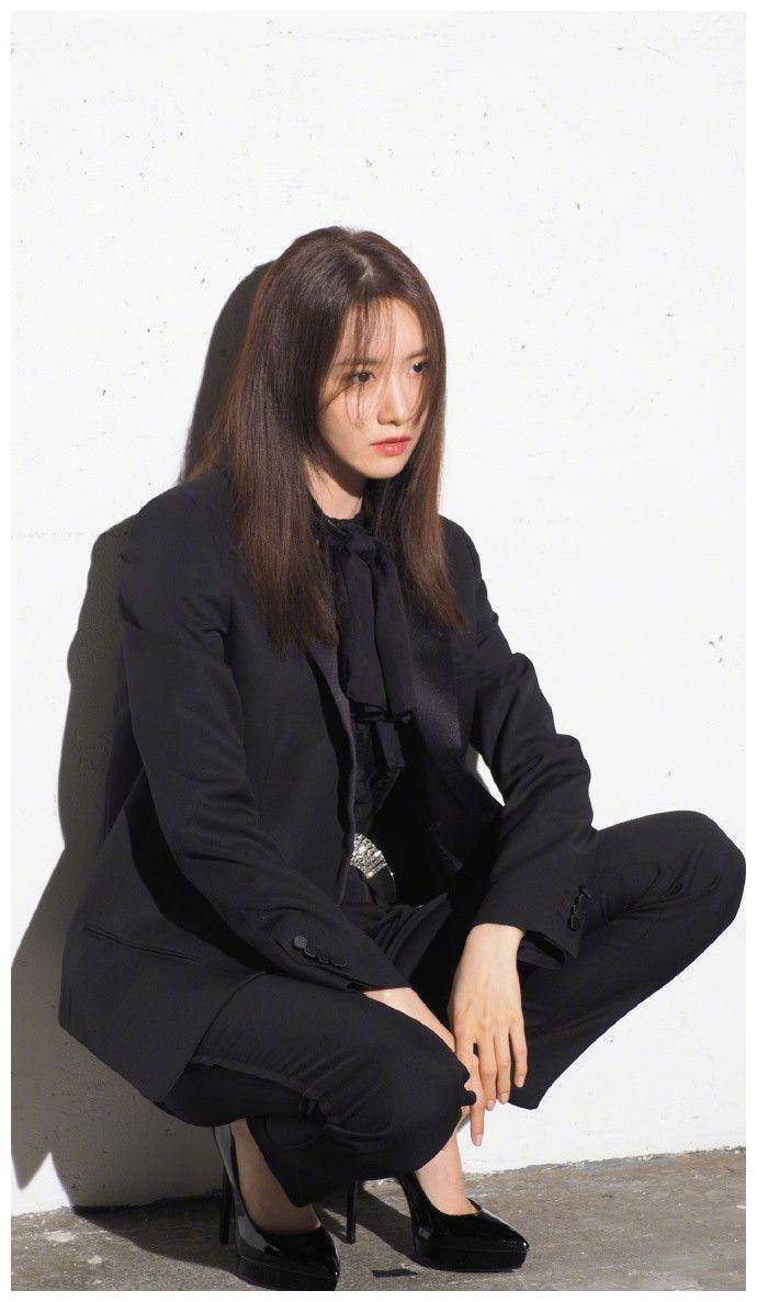 原创高跟很美亦很险林允儿踩15cm恨天高差点扑街