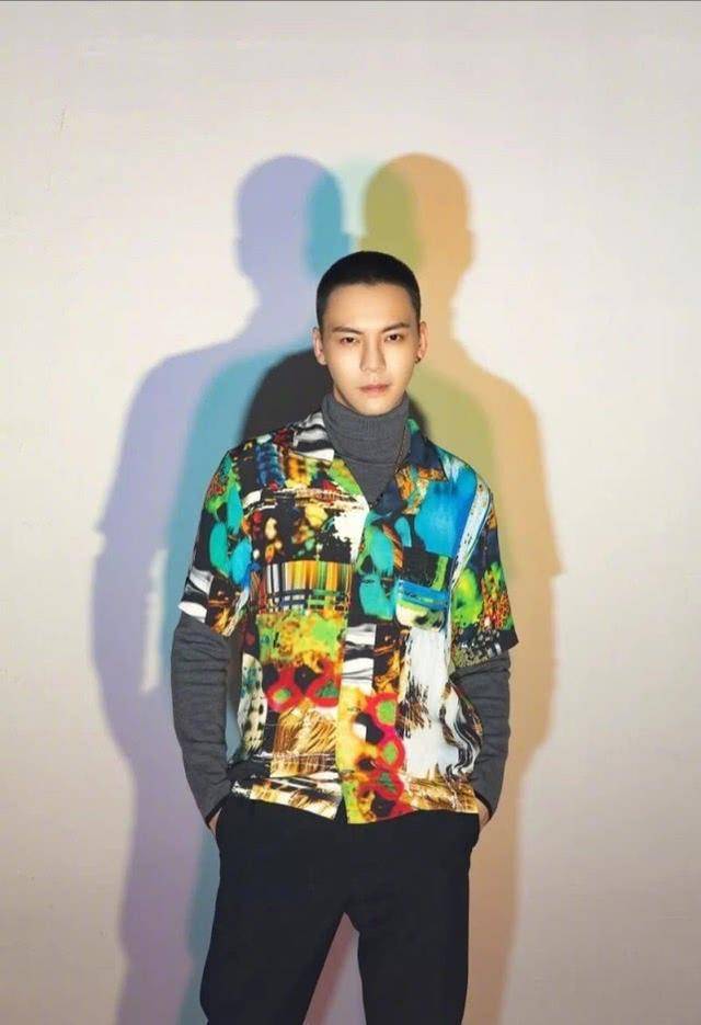 原创陈伟霆发福了现身机场小秀好身材看完我也心动了