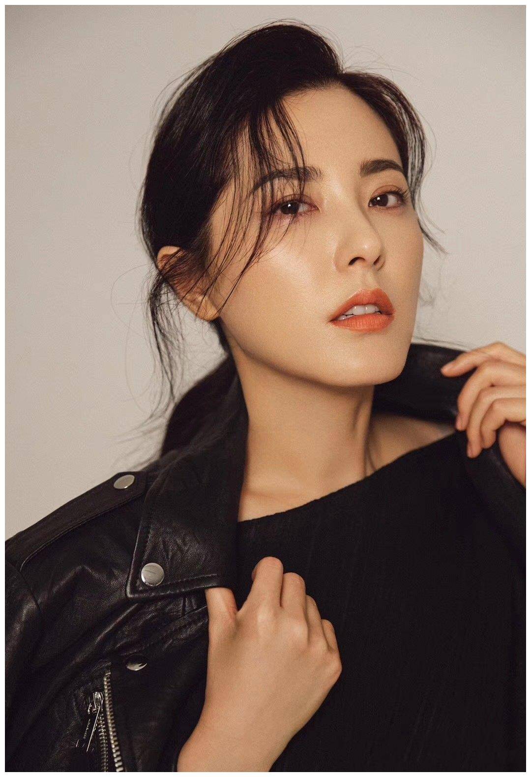 现在曾黎快43岁了,但还没结婚. 脸和身体很在线.