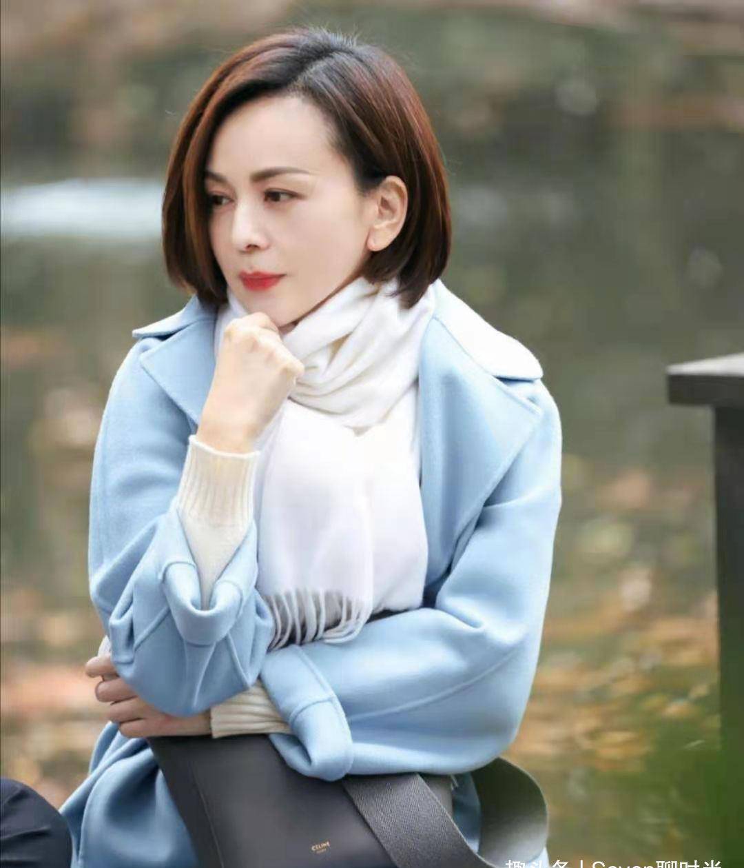 原创王琳气质没得挑穿浅蓝色大衣搭白色围巾优雅减龄看不出50岁