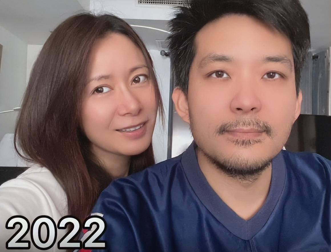 原创塞娅公主张恒晒全家福老公帅气不输明星俩女儿长发披肩颜值高