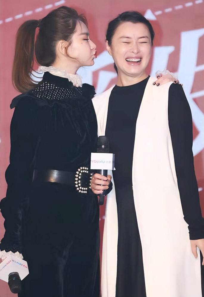 吴越戚薇同框秀姐妹情,同穿黑白色韵味不同,各有特色又知性端庄_黑色