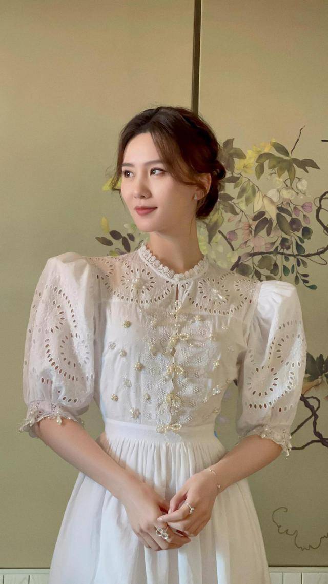 刘诗诗气质就是好,穿复古公主裙温柔优雅,搭配低盘发真的太美了