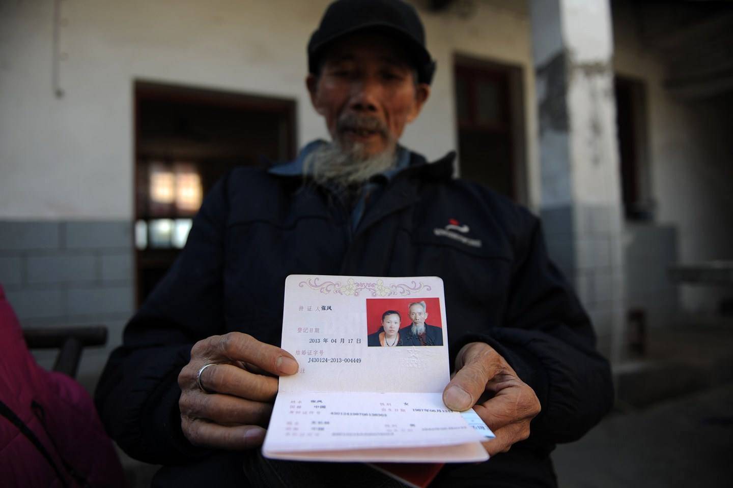 大45岁的农村乡医,婚后生下儿子,一家三口很幸福_张峰_温长林_父亲