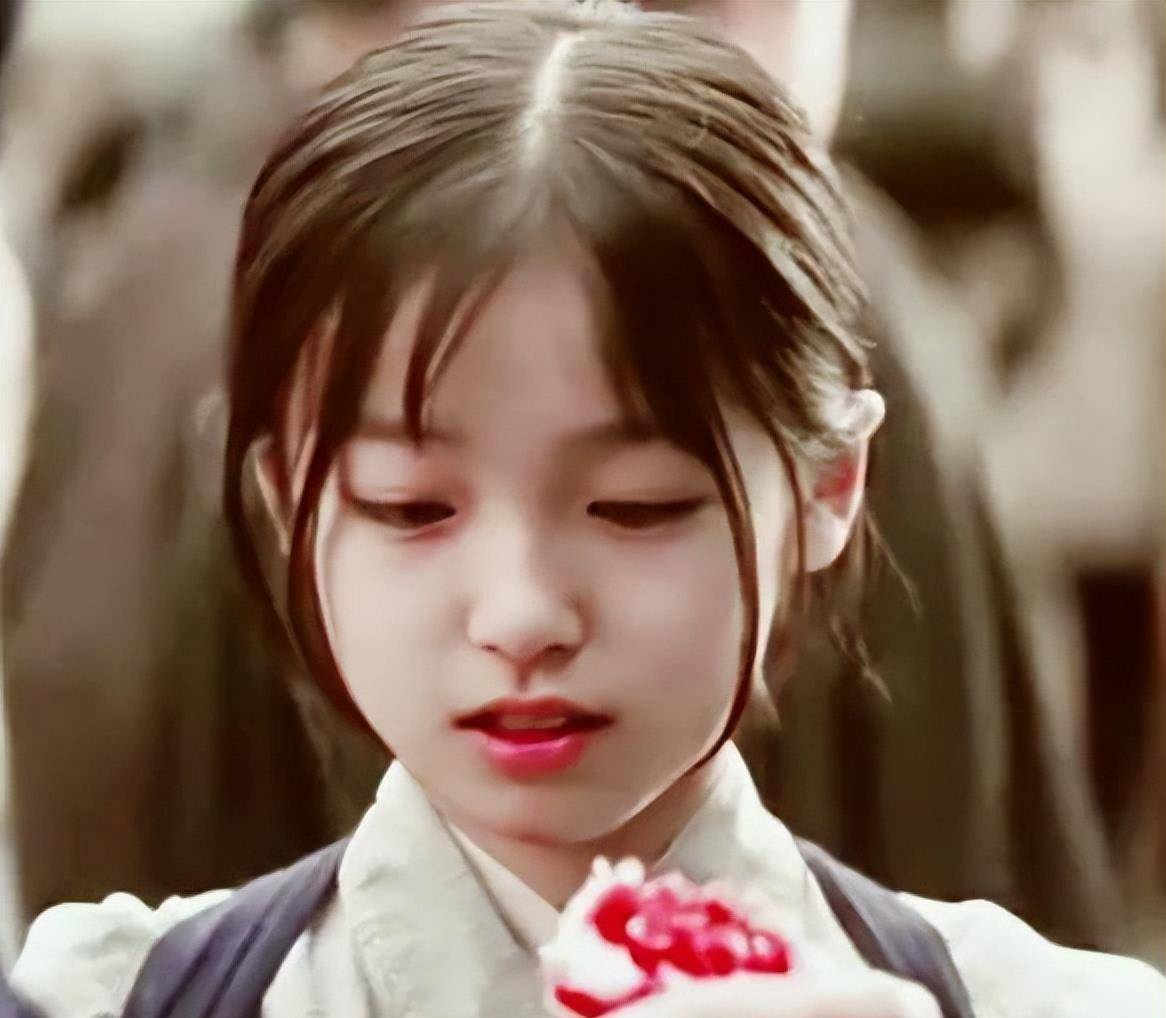 大后寿寿花在这部电影中饰演的是章子怡童年时期的千代子,从剧照中