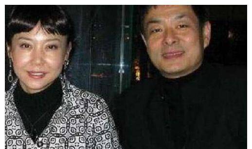 65岁濮存昕一家近照曝光,与妻子恩爱41年,女儿成霸道总裁_宛萍_濮方