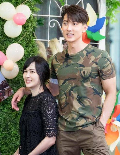 原创吴尊背老婆做俯卧撑看到林丽吟脚的那一刻就知道她有多体贴了