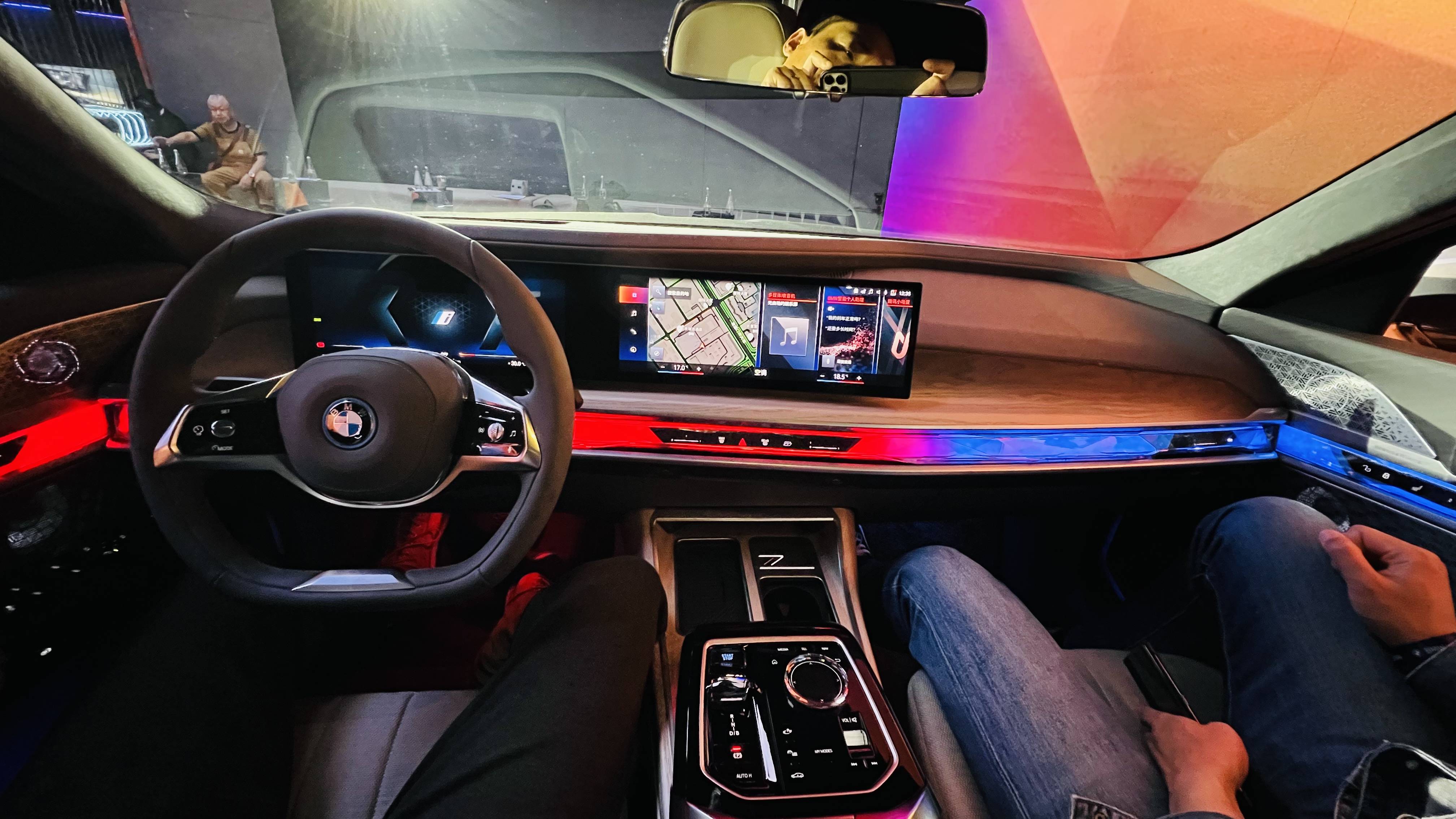 内饰方面,全新bmw 7系采用了全新的设计语言,首先是换装了与ix和x7上