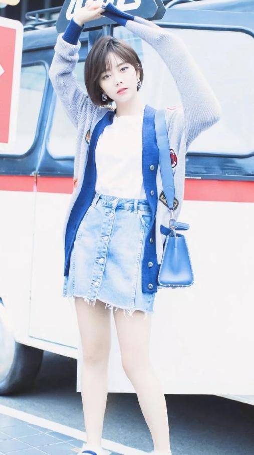 原创有种可爱叫谭松韵简单白t配牛仔裤睡眼朦胧真呆萌