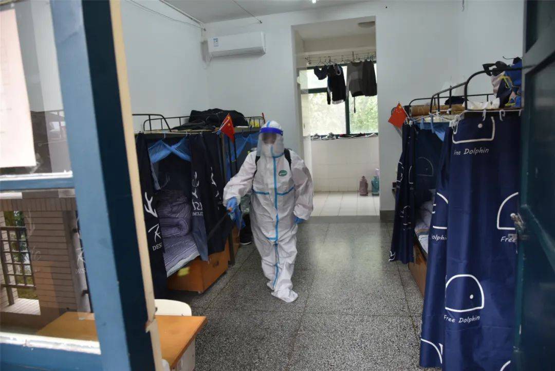 防疫于心以练为战盐城中学举行校园突发疫情处置演练