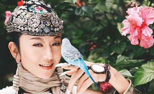 原创62岁杨丽萍近照曝光长指甲难抓卫生纸一年护理费要18万