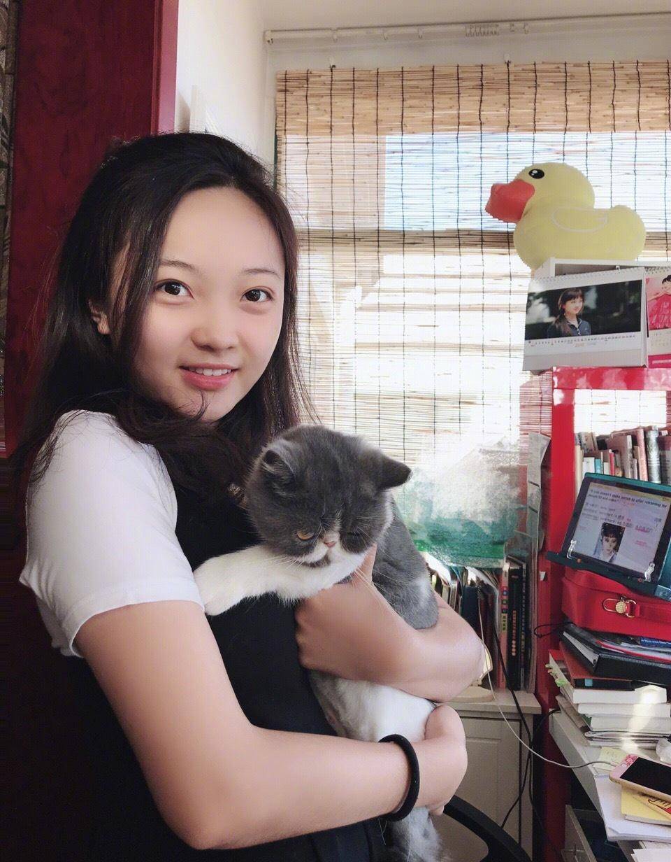 21岁林妙可伏案写春联,用毛笔写字被赞有模有样_北京奥运会_视频_小小