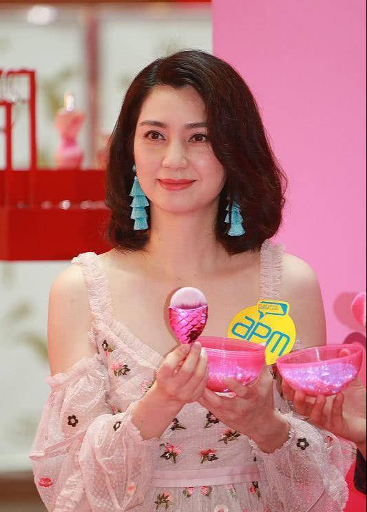 原创洪欣为显年轻真的拼穿淡粉碎花时尚裙快50岁还装傻白甜