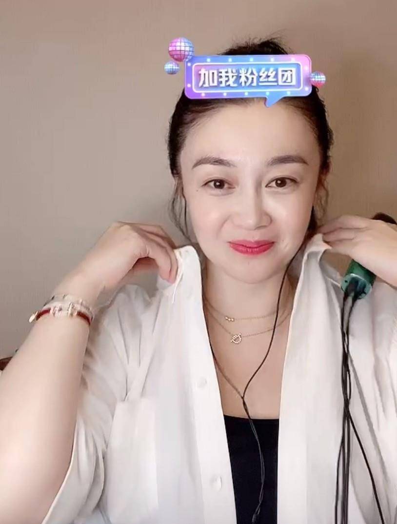 后来,由于在《乡村爱情》中饰演杨小燕一角而大红,在剧中与赵本山饰演