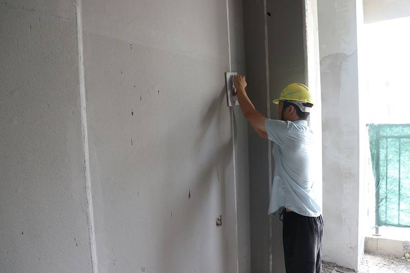 轻质石膏抹灰墙面开裂返碱原因分析