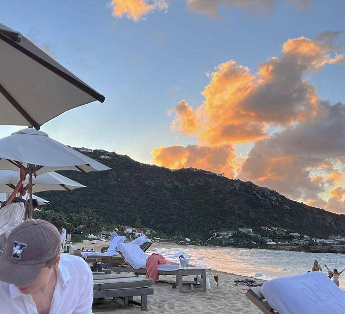 躺沙滩逗猫身材丰腴,手上戴金镯显富贵_格蕾丝_生活_母亲