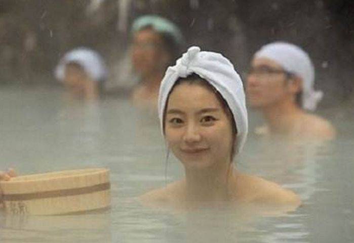 日本人在泡温泉时，如何分辨中国人和日本人？导游：只需这一点