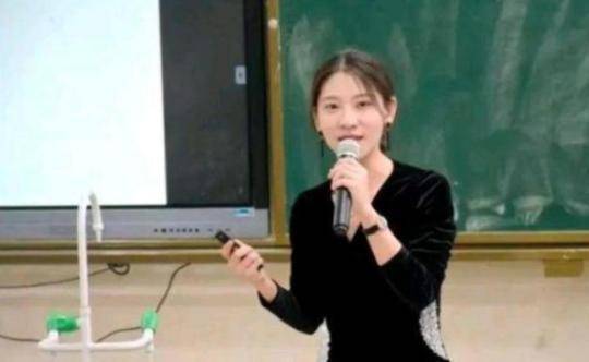 “高中女教师”因教学照片走红，看到身材后，网友：爱了