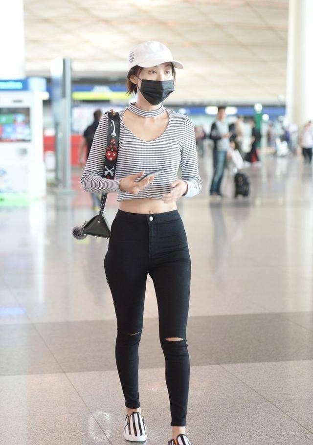 李菲儿私服穿搭有点尴尬,穿条纹短t恤配紧身裤,屁股又扁又下垂_身材