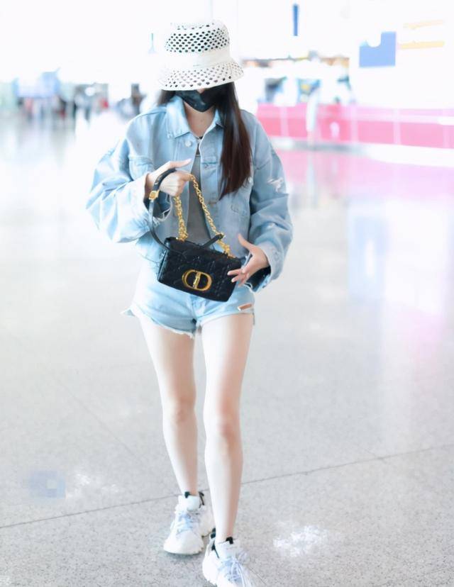 袁冰妍身穿热裤现身机场秀出迷人漫画腿镂空渔夫帽真清凉