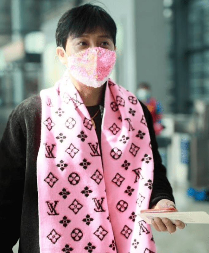 观众很辣眼,王嘉尔露半截屁股,王一博不拉拉链_陈志朋_粉色_服装