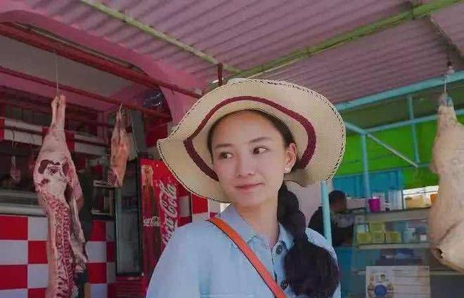 而过了很多年,萧晴也不是当年那个土里土气的小女孩了,而是变成了靓丽