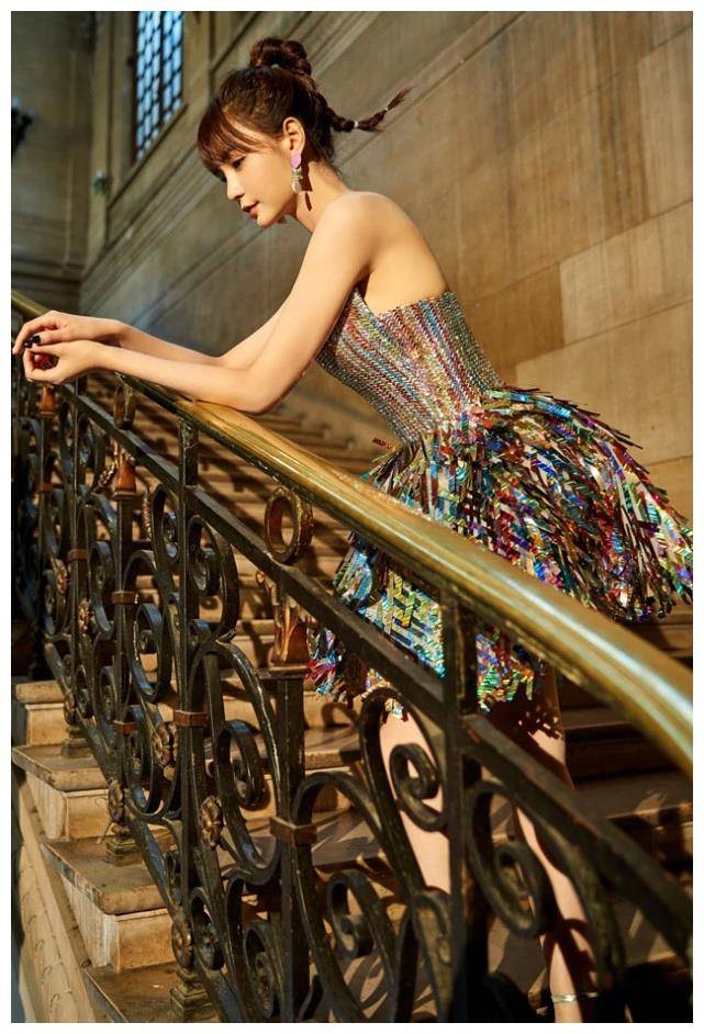 原创沈梦辰这裙子是彩色钢丝制成的看着有点扎为凹造型拼了