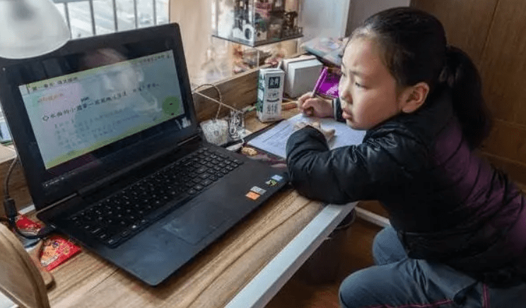原创小学生上网课睡觉被发现家长的话堪称人间清醒网友却不乐意了