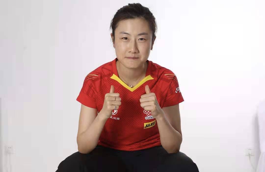 原创丁宁退役后再度现身一身黑衣挺干练登上北大讲台展现王者风采