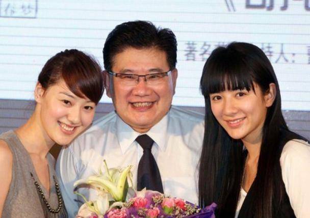 原创曹可凡近照梳二分头胖圆脸笑容可掬妻子是圈外人儿子也很胖