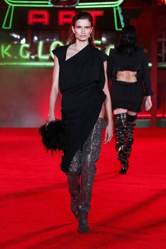 王大仁高调回归设计的衣服也太卷了