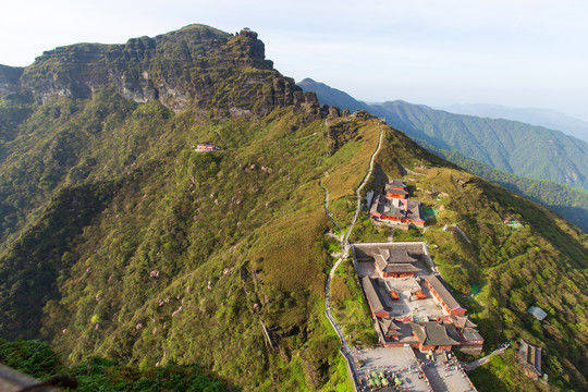 贵州一奇葩危险建筑，建在山顶有近三千米高度，又称红云金顶