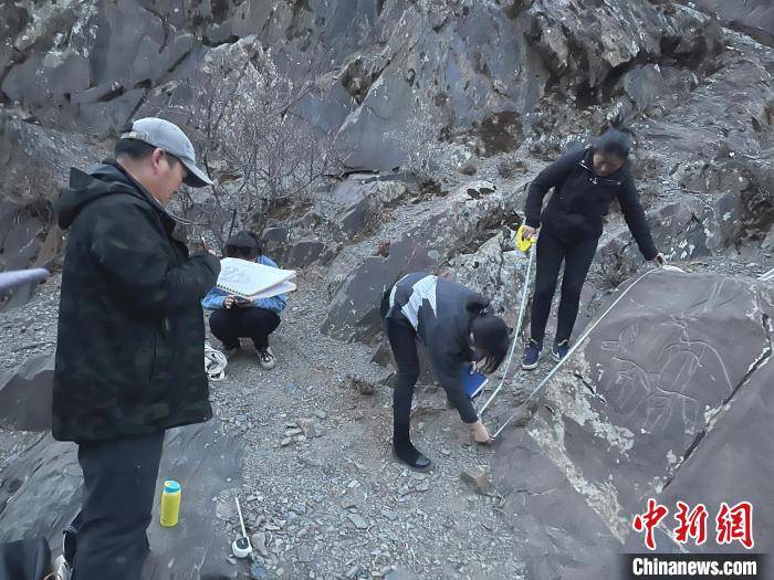 西藏日喀则发现一处早期岩画点