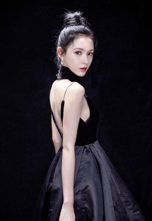 张予曦夏季清爽穿搭,诠释简约风,一般人都hold不住_服装_白色_礼服