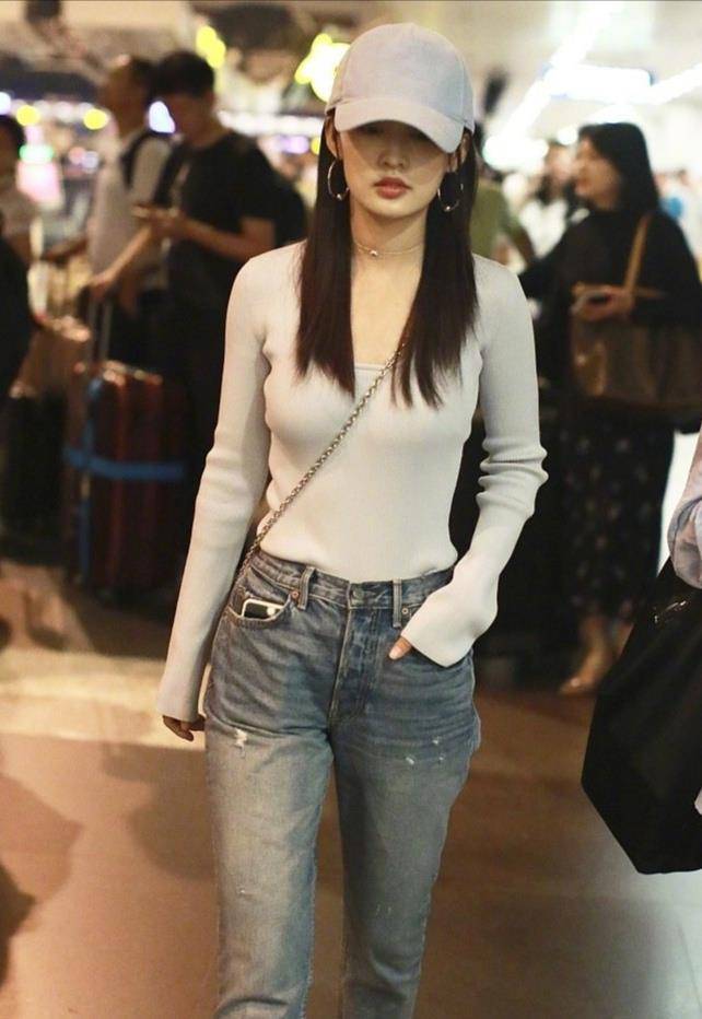 原创李沁真的放开了一袭香槟花瓣裙美成仙女转身后背面惊艳又迷人