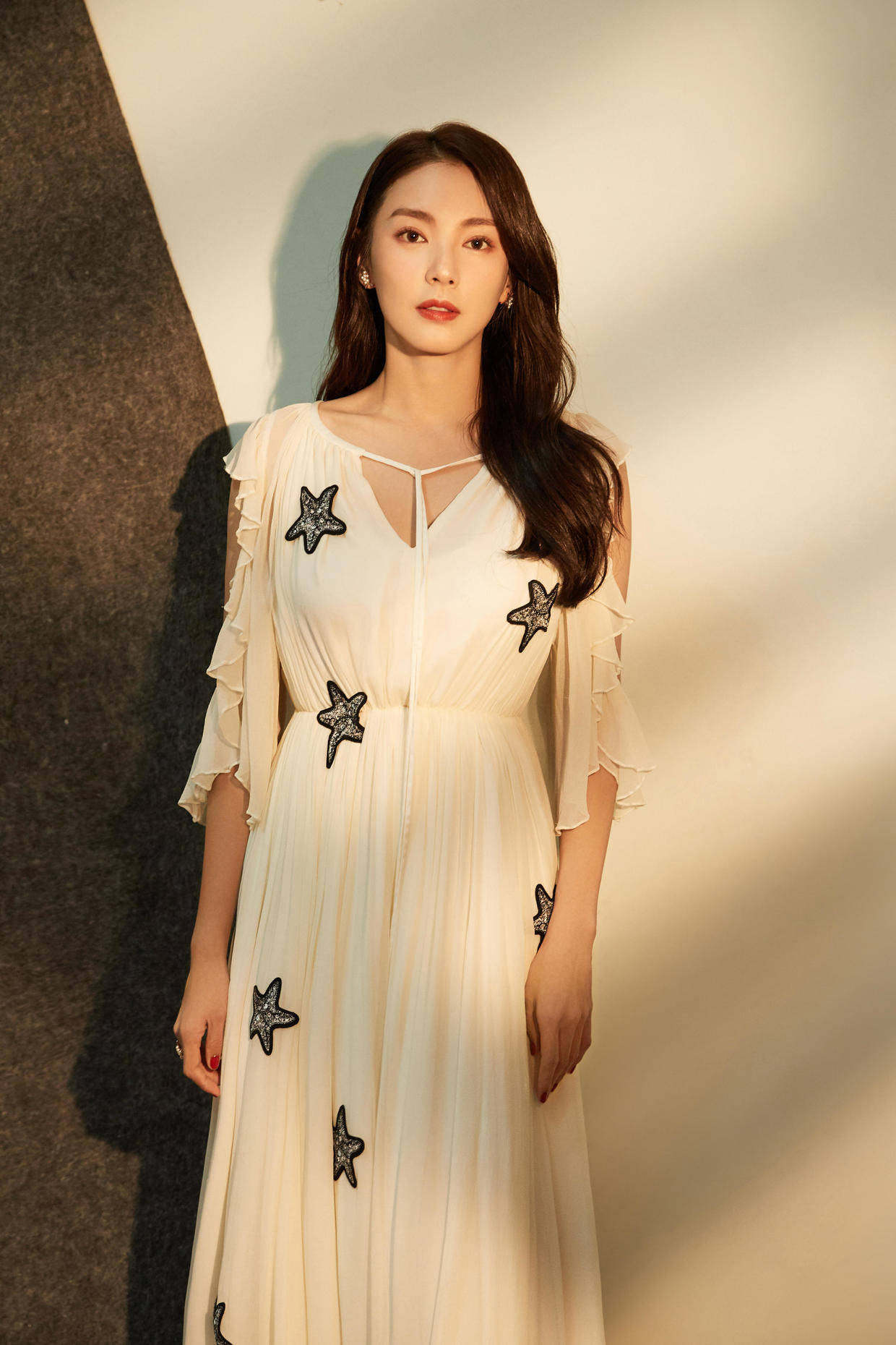 原创张雨绮称霸无价之姐简单穿白色星星连衣裙就能大放异彩