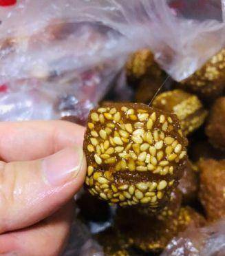 店内品种不多,除了三刀之外,还有哈拉豆,沙琪玛和芋头酥,价格在9元到