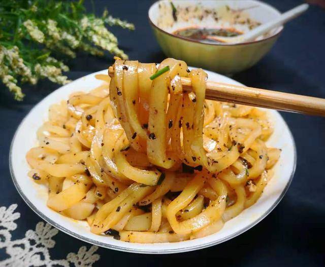 原创用土豆做凉皮筋道爽滑不断裂一次就成功比擀米皮还简单