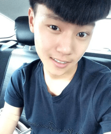 他是变形成功的富二代卖项链给农村爷爷治病还为爷爷盖了房