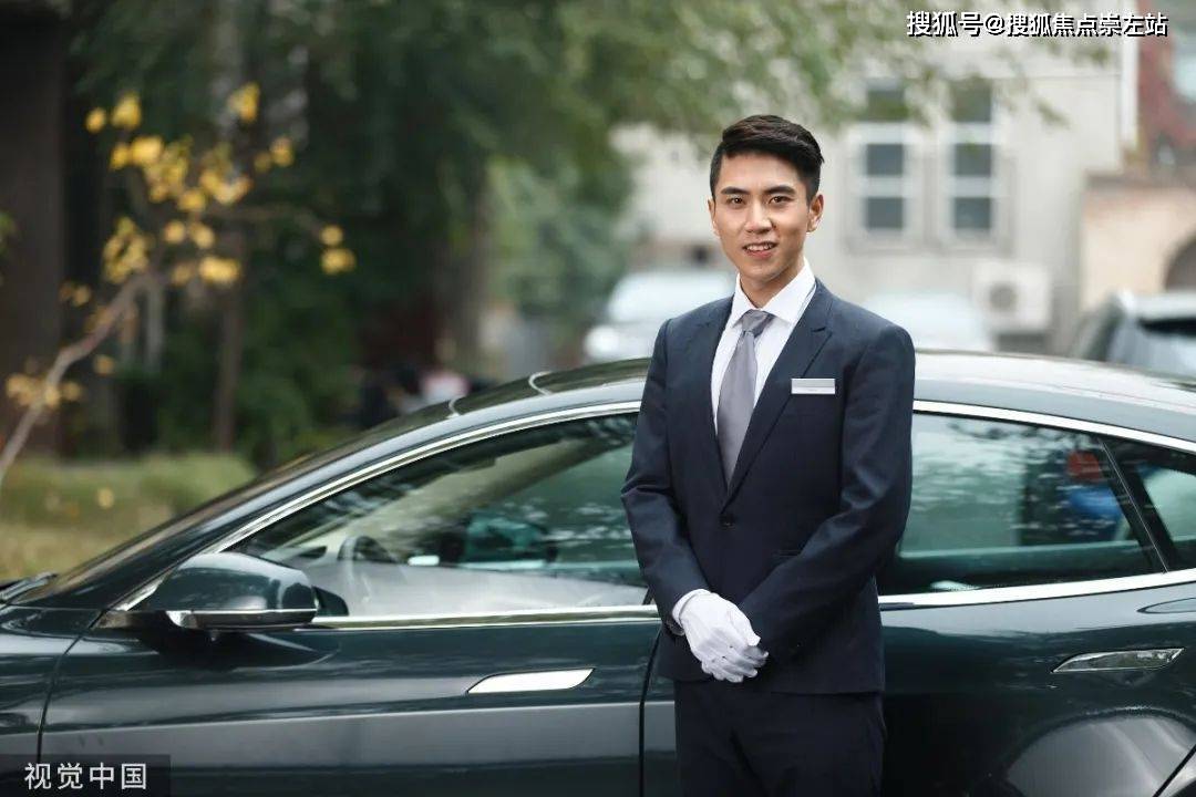 从交通出行,休闲娱乐,贴心管家,权益升级,社区生活,亲子教育定制6 大