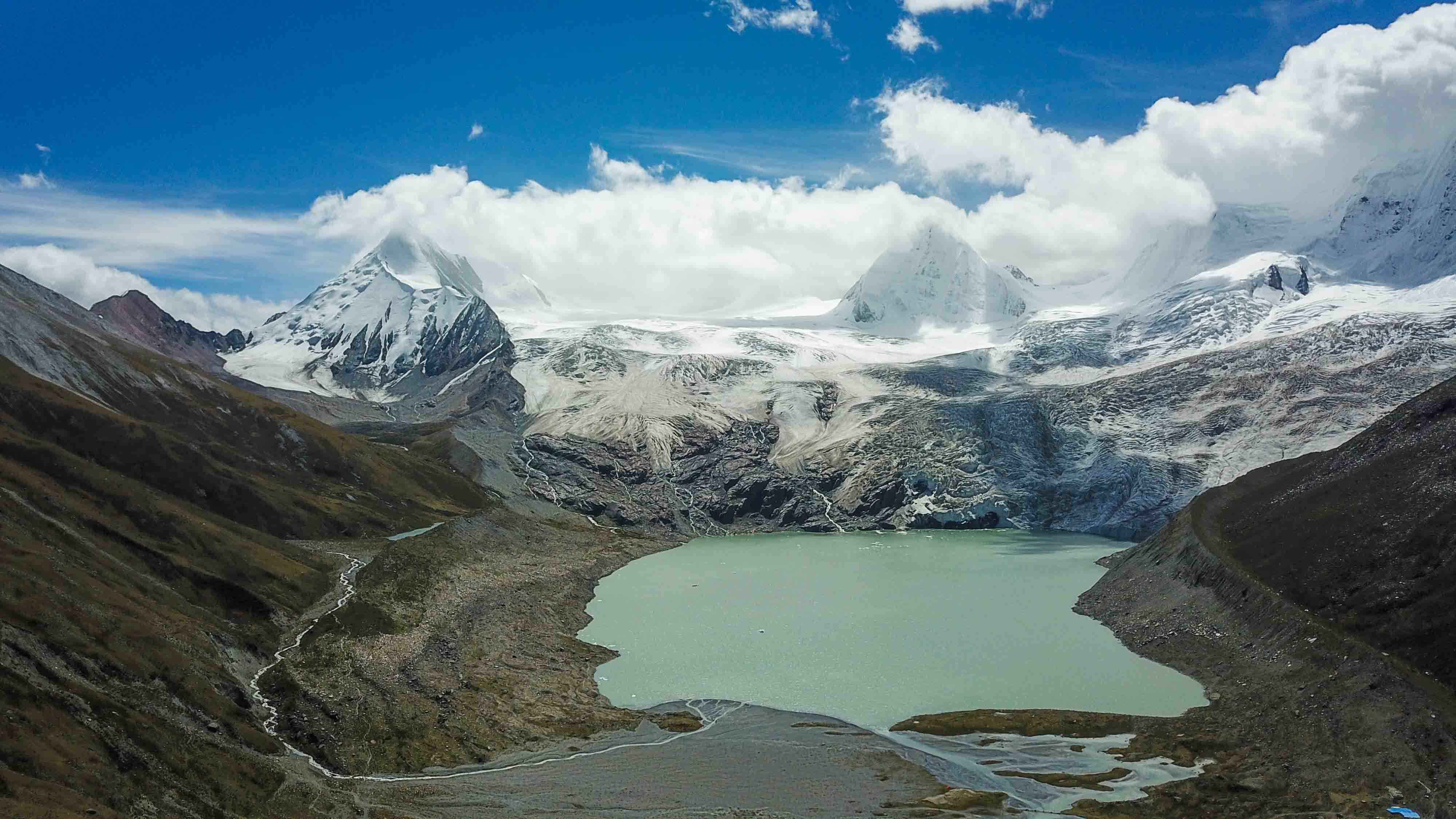 西藏鲜为人知的冰川圣地， 藏在秘境神山旁，置身其中像是在冰岛