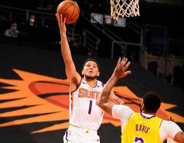 数据方面,太阳这边,布里奇斯10分5助攻,克劳德12分,布克27分5篮板4