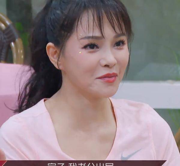 原创伊能静在饭桌上脱鞋光脚踩在张含韵凳子上还敢说自己是女神