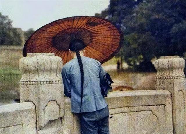 原创法国摄影师拍的百年前大清满族女子确实漂亮与影视剧截然不同