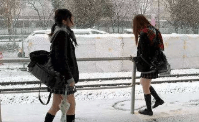 日本的女人是真不怕冷，上半身裹得这么严实，出门还要露腿
