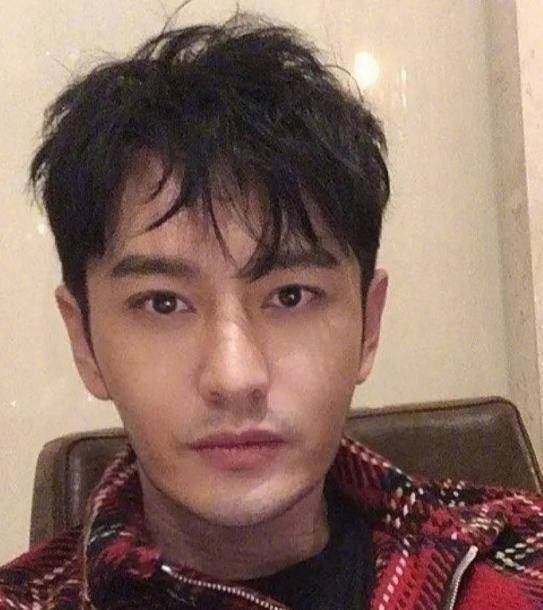 黄晓明瘦身如整容近照叫人认不出卷发造型减龄至少20岁